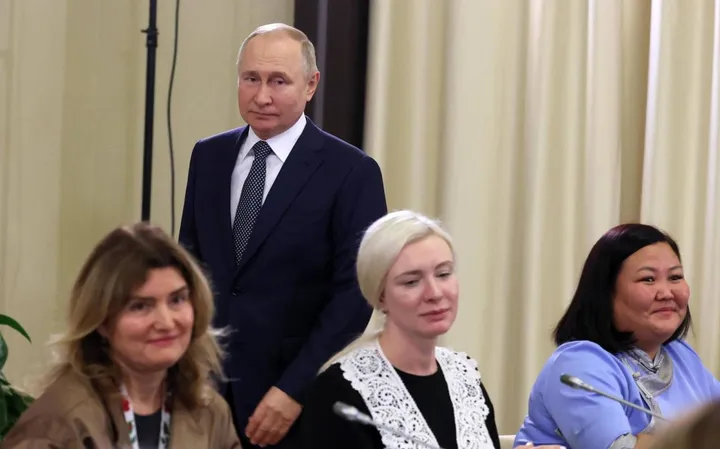 Il presidente russo Vladimir Putin, 70 anni, ha ricevuto un gruppo selezionato di madri dei soldati morti nella “operazione speciale“