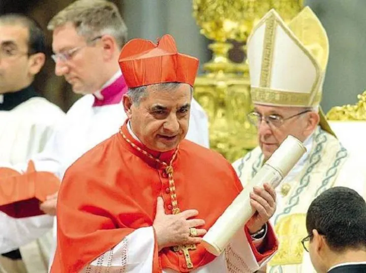 Il 74enne cardinale Giovanni Angelo Becciu e papa Francesco, 85 anni