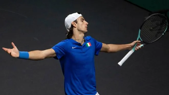Italy�s Lorenzo Musetti reacts during the men's single semi-final tennis of the Davis Cup tennis tournament match between Italy and Canada at the Martin Carpena sportshall, in Malaga on November 26, 2022. (Photo by JORGE GUERRERO / AFP)