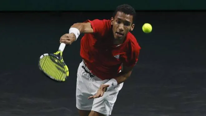 epa10330572 Canada's Felix Auger Aliassime in action during his match against Italy's Lorenzo Musetti in the Davis Cup semi final between Italy and Canada, in Malaga, Andalusia, southern Spain, 26 November 2022.  EPA/JORGE ZAPATA