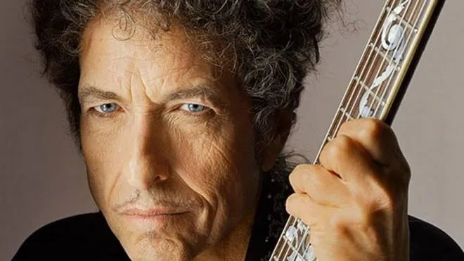 Bob Dylan, 81 anni. Nelle foto sotto: alcune firme di Dylan sulle copie del suo libro vendute come autografate a mano, e la copertina del volume
