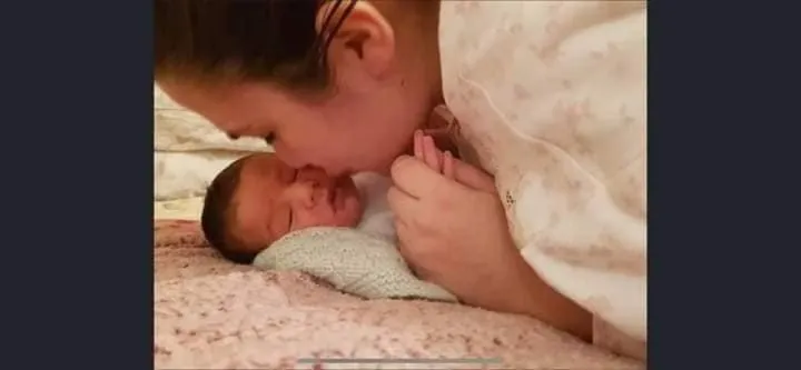Giovanna Mazzella, moglie di Maurizio Scotto di Minico, col figlio neonato
