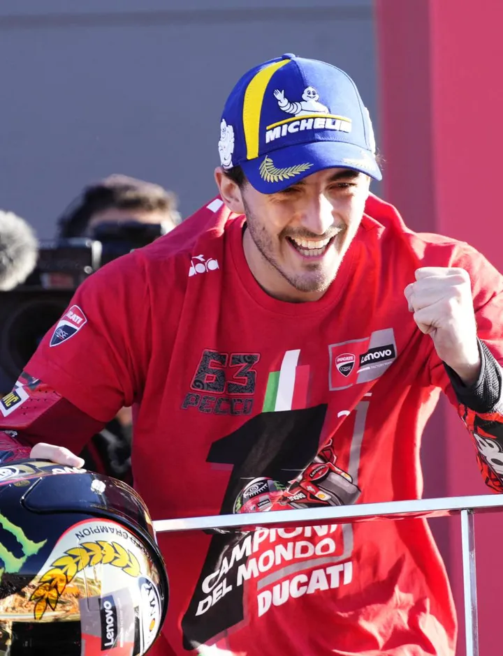 Pecco Bagnaia, neo campione di MotoGp. Nel riquadro, l’ad di Ducati Claudio Domenicali