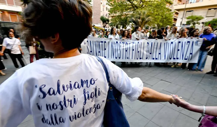 Protesta a Napoli contro la violenza e il bullismo a danno di ragazzi minorenni