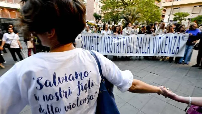 Protesta a Napoli contro la violenza e il bullismo a danno di ragazzi minorenni