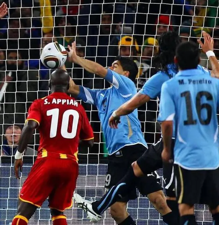 Il mani sulla linea di Suarez che costò la sconfitta al Ghana ai mondiali del 2010