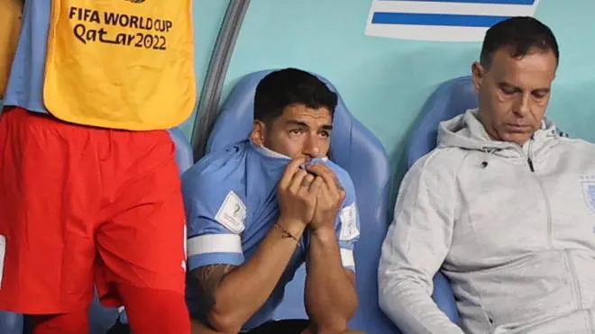 epa10344589 Luis Suarez (C) of Uruguay reacts during the FIFA World Cup 2022 group H soccer match between Ghana and Uruguay at Al Janoub Stadium in Al Wakrah, Qatar, 02 December 2022.  EPA/Mohamed Messara