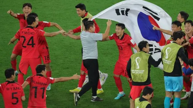 epa10344631 Team of South Korea celebrate after the FIFA World Cup 2022 group H soccer match between South Korea and Portugal at Education City Stadium in Doha, Qatar, 02 December 2022.  EPA/Abir Sultan