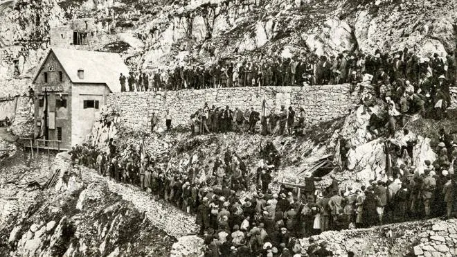 Il Rifugio “Achille Papa“ a Porte del Pasubio affollato nel giorno dell’inaugurazione il 2 luglio 1922 (dall’album di Luigi Suppi)