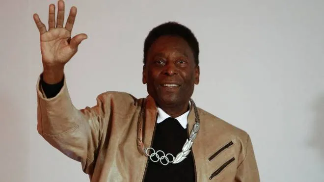 (FILES) In this file photo taken on June 16, 2016, Brazilian retired footballer Edson Arantes do Nascimento, know as Pele, waves after being decorated with an Olympic Order Medal at the Pele Museum in Santos, Sao Paulo, Brazil. - Brazilian football legend Pele has been hospitalized again, but there is "no emergency," his daughter said Wednesday November 30, 2022, the latest health issue for the 82-year-old icon, who has been in treatment following a colon tumor. (Photo by Miguel Schincariol / AFP)