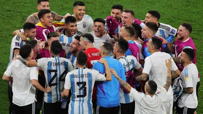Leo Messi al centro del gruppo dell’Argentina: la Pulce ha segnato per la prima volta in una gara a eliminazione dei mondiali