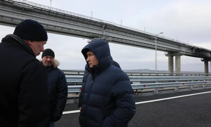 Il presidente russo Vladimir Putin, 70 anni,. durante la visita al ponte in Crimea
