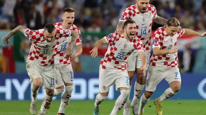 Esplode la gioia della Croazia dopo l’ultimo rigore necessario trasformato da Mario Pasalic: il Giappone si è arreso soltanto dal dischetto negli ottavi