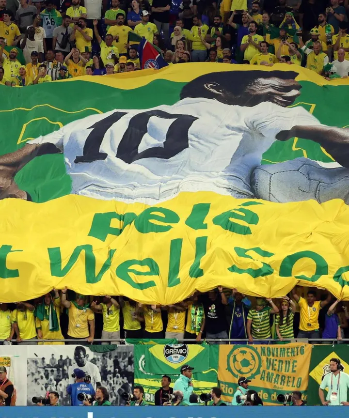 Lo striscione dedicato a Pelé mostrato dai tifosi del Brasile in Qatar