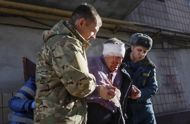 Un uomo ferito dopo i bombardamenti russi nella regione di Donetsk