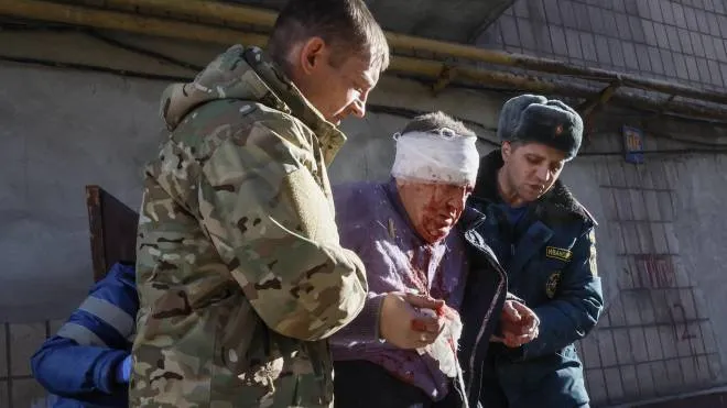 Un uomo ferito dopo i bombardamenti russi nella regione di Donetsk