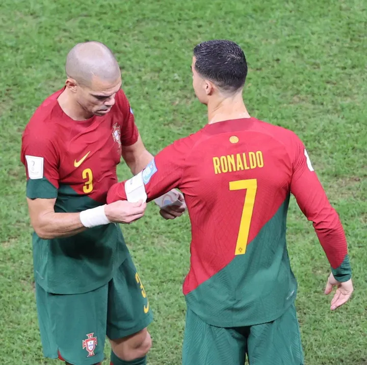 Pepe consegna la fascia di capitano a Ronaldo al suo ingresso in campo al 73’
