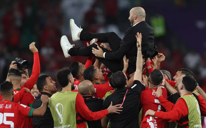 La gioia del Marocco dopo la vittoria ai calci di rigore contro la Spagna: il ct Walid Regragui portato in trionfo