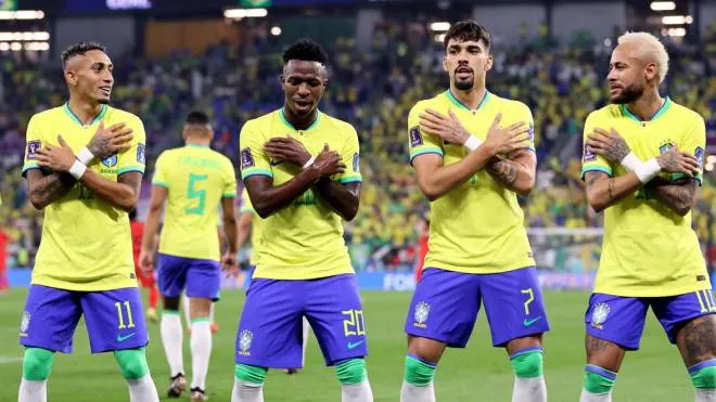 epa10350416 Vinicius Junior of Brazil (2L) celebrates Raphinha (L), Lucas Paqueta (2R) and Neymar (R) after scoring the 1-0 during the FIFA World Cup 2022 round of 16 soccer match between Brazil and South Korea at Stadium 974 in Doha, Qatar, 05 December 2022.  EPA/Abedin Taherkenareh