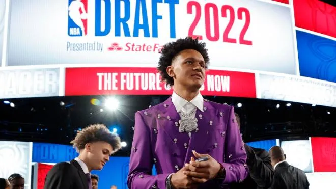 epa10030916 Paolo Banchero from Duke University (C), takes part during the NBA Draft Class photo opportunity before the start of the 2022 NBA Draft at Barclays Center in the Brooklyn borough of New York, New York, USA, 23 July 2022.  EPA/JASON SZENES  SHUTTERSTOCK OUT