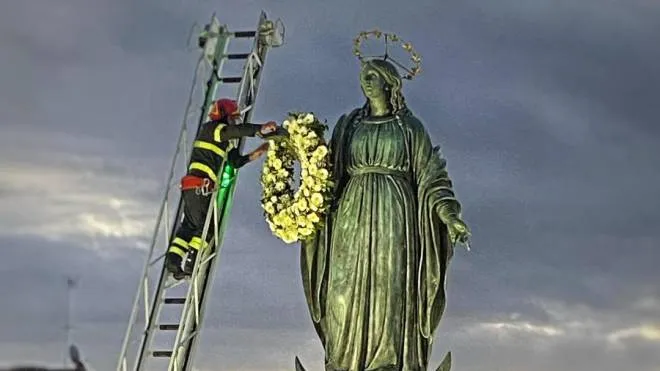 Un post tratto dal profilo Twittter dei vigili del Fuoco:
@vigilidelfuoco
L�omaggio floreale alla statua della Madonna in piazza di Spagna, una tradizione per i #vigilidelfuoco per celebrare l�#Immacolata. Stamattina la cerimonia a #Roma, presenti il capo Dipartimento Lega e capo del Corpo Parisi #8dicembre+++ATTENZIONE LA FOTO NON PUO' ESSERE PUBBLICATA O RIPRODOTTA SENZA L'AUTORIZZAZIONE DELLA FONTE DI ORIGINE CUI SI RINVIA+++
