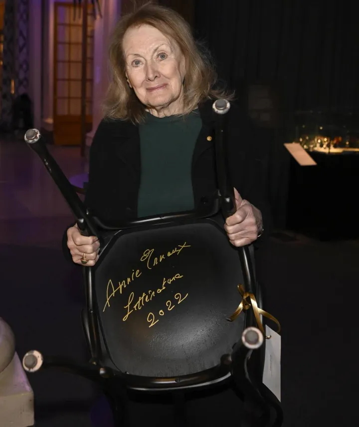 Annie Ernaux, 82 anni, con una sedia autografata al Museo del Nobel di Stoccolma