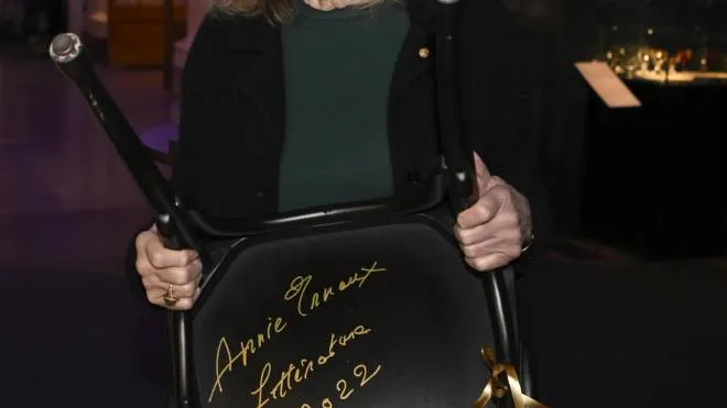 Annie Ernaux, 82 anni, con una sedia autografata al Museo del Nobel di Stoccolma