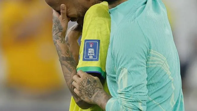 Dani Alves prova a consolare Neymar, in lacrime per l’eliminazione del Brasile ai rigori contro la Croazia