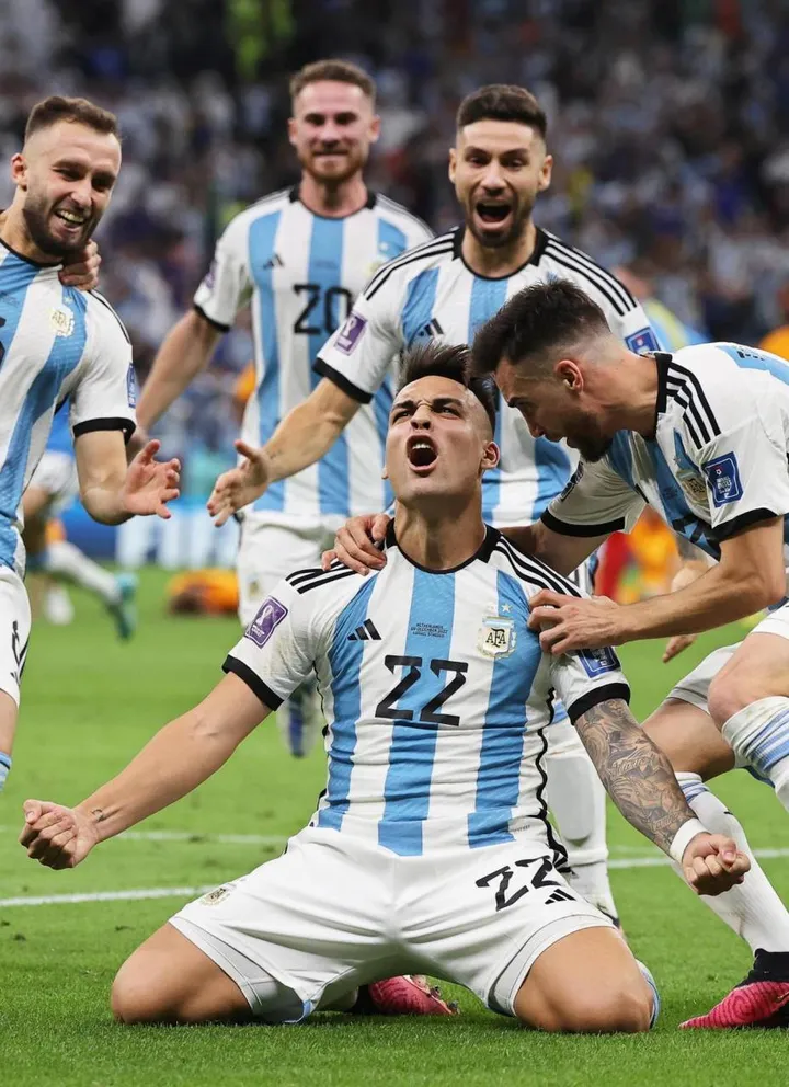 La gioia di Lautaro Martinez dopo il rigore che ha dato il passaggio del turno all’Argentina sull’Olanda