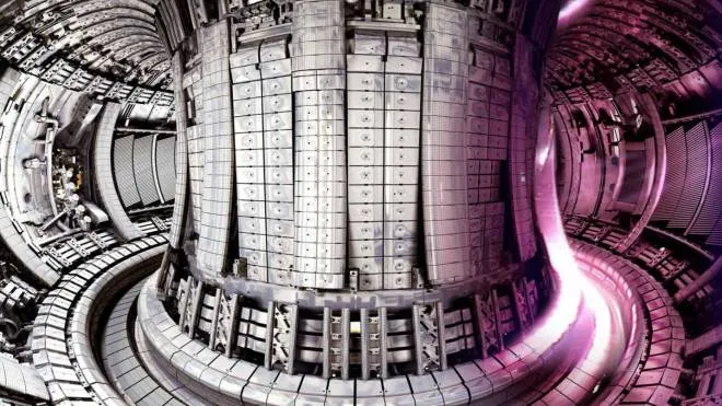 L'interno del reattore sperimentale europeo Jet per la fusione nucleare, in un'immagine tratta da Ukaea (Uk Atomic Energy Authority -Gov.uk), 9 febbraio 2022. ANSA/ UKAEA +++ NO SALES - EDITORIAL USE ONLY +++