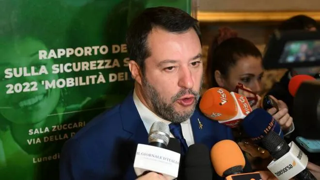 Il ministro delle Infrastrutture e Trasporti, Matteo Salvini, rilascia dichiarazioni ai giornalisti a margine della presentazione del Rapporto DEKRA sulla sicurezza stradale 2022 �Mobilit� giovani� a Roma, 12 dicembre 2022.   ANSA/MAURIZIO BRAMBATTI