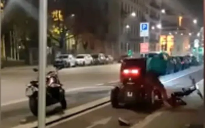 Dal video fatto da una passante: la minicar investe prima la bici e poi il rider