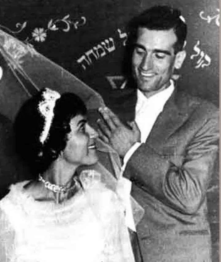 Eli Cohen (1924-1965) con la moglie Nadia. Sotto, il corpo esibito dopo l’impiccagione