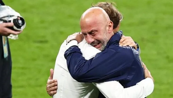 Il commovente abbraccio tra Gianluca Vialli, 58 anni, e il commissario tecnico dell’Italia, l’amico ed ex compagno di squadra alla Sampdoria, Roberto Mancini, 58, dopo la vittoria del campionato europeo a Wembley nel 2021