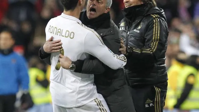 Mourinho abbraccia Cristiano Ronaldo ai tempi del Real Madrid: la coppia portoghese potrebbe ricomporsi nella nazionale lusitana verso gli Europei