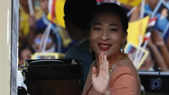 epa10366971 (FILE) - Thai Princess Bajrakitiyabha Mahidol waves to supporters from inside a car as they arrive at the Grand Palace for a Buddhist ceremony marking the change of season decoration on the Emerald Buddha statue, in Bangkok, Thailand, 01 November 2020 (reissued 15 December 2022). Thai Princess Bajrakitiyabha was admitted to King Chulalongkorn Memorial Hospital in Bangkok after she fell unconscious on the evening of 14 December 2022 due to heart related symptoms, the Bureau of the Royal Household announced on 15 December 2022. Doctors at the hospital will conduct examinations and administer medical treatment, the Bureau of the Royal Household added.  EPA/RUNGROJ YONGRIT *** Local Caption *** 56467384