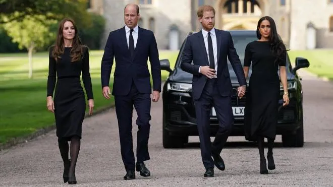 A destra il principe Harry (38 anni) e Meghan Markle (41) con William (40) e Kate (40) nel giorno del funerale della Regina