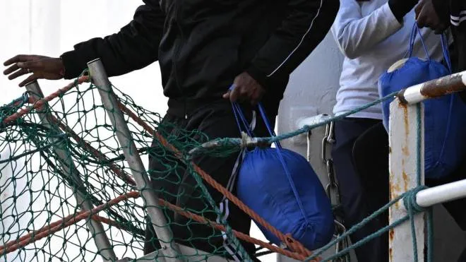 Lo sbarco dei 248 migranti al porto di Salerno, dalla nave Geo Barents