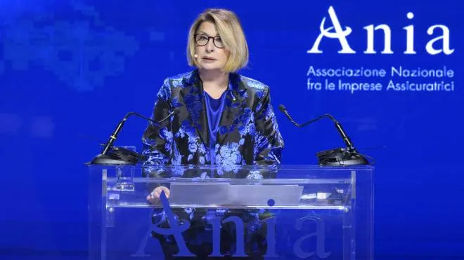 La presidente dell’Ania Maria Bianca Farina, ieri all’Auditorium Parco della Musica di Roma, durante il suo intervento