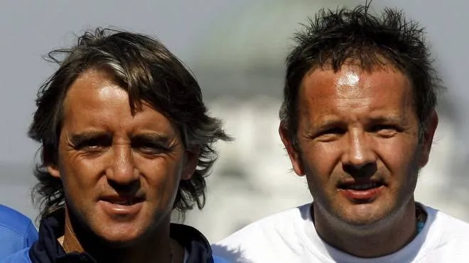 Inter Milan's coach Roberto Mancini (L) sean with his assistant coach Sinisa Mihajlovic (R), during the exhibitory training session to Serbian soccer players at Red Star stadium in Belgrade, 19 March 2007.  
ANSA/KOCA SULEJMANOVIC