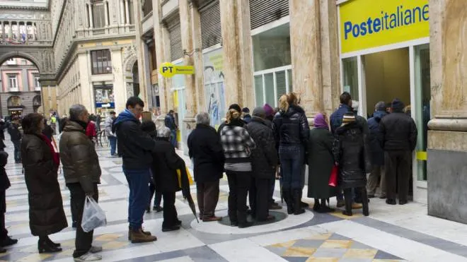 Una lunga fila, oggi 01 febbraio 2012, giorno di pagamento delle pensioni, davanti all'ufficio postale della Galleria Umberto a Napoli. 
ANSA/CIRO FUSCO