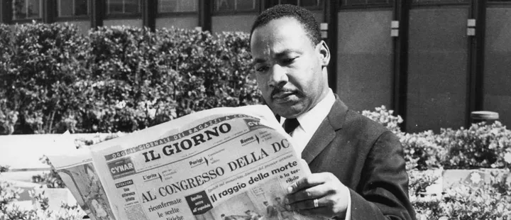 Il reverendo Martin Luther King a Roma il 17 settembre 1964 mentre legge una copia de Il Giorno. . Proprio durante la sua visita fu spiato dalla stazione italiana della Cia