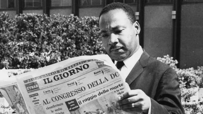 Il reverendo Martin Luther King a Roma il 17 settembre 1964 mentre legge una copia de Il Giorno. . Proprio durante la sua visita fu spiato dalla stazione italiana della Cia