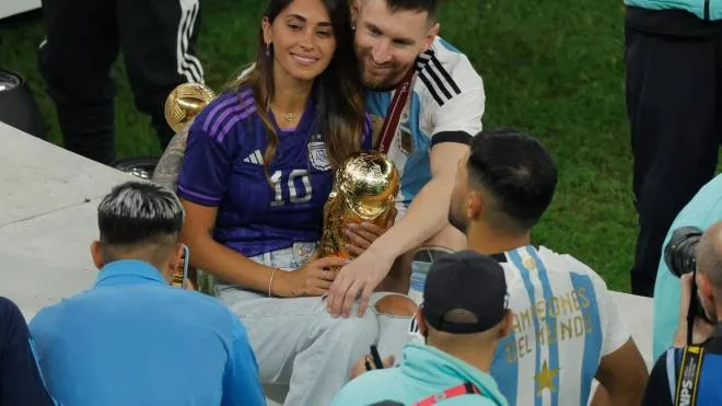 Leo Messi con la coppa del mondo e la moglie Antonela Roccuzzo dopo la finale