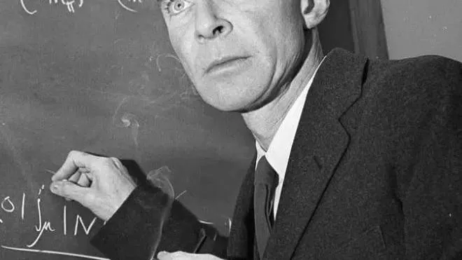 Robert Oppenheimer (1904-1967). Sotto, col generale Leslie Groves