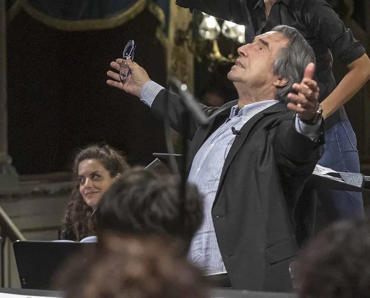 Riccardo Muti. durante le lezioni ai direttori d’orchestra che tiene con la sua “Italian Opera Academy“. Nella foto in basso, Luigi Cherubini (1760-1842)