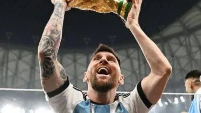 In alto il bus con i giocatori poi bloccato dalle autorità: qui Leo Messi alza la coppa nel post col record di «like»