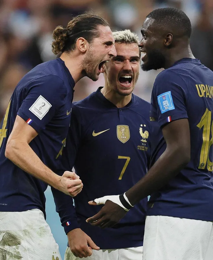 Rabiot festeggia. con Griezmann e Upamecano un gol della Francia: il centrocampista sta vivendo la sua stagione migliore da quando è alla Juventus