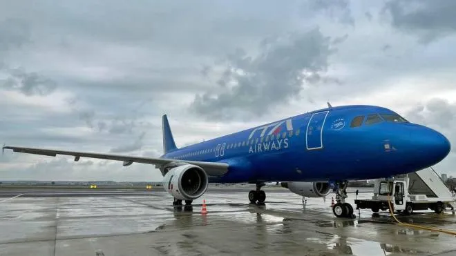 Il primo aereo della compagnia ITA Airways con livrea azzurra sulla tratta Roma-Milano  decolla dall'aeroporto di Roma Leonardo Da Vinci a Fiumicino, 24 dicembra 2021.