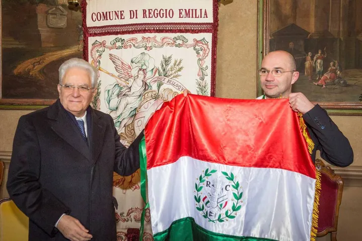 Il presidente Mattarella con il sindaco di Reggio Emilia Luca Vecchi e il «tricolore» storico